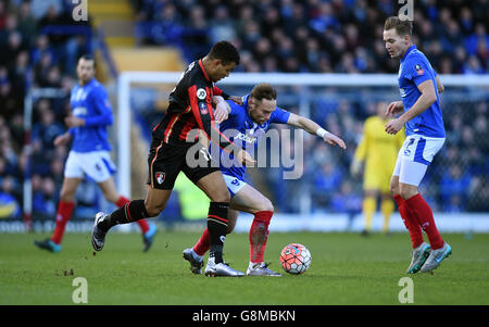 Joshua King (à gauche) de l'AFC Bournemouth et Ben Davies de Portsmouth se battent pour le bal lors de la Emirates FA Cup, quatrième match au parc de Fratton, Portsmouth. Banque D'Images