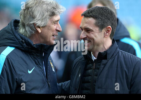 Manuel Pellegrini, directeur de Manchester City (à gauche) avec Remi Garde, directeur d'Aston Villa, lors de la coupe Emirates FA, quatrième tour de match à Villa Park, Birmingham. Banque D'Images