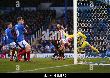 Portsmouth v AFC Bournemouth - Emirates FA Cup - Fourth Round - Fratton Park.Joshua King de Bournemouth marque son but d'ouverture lors de la Emirates FA Cup, quatrième match au Fratton Park, Portsmouth. Banque D'Images