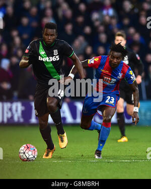 Mame Biram Diouf (à gauche) de Stoke City et Pape n'Diaye Souare du Crystal Palace se battent pour le ballon lors de la coupe Emirates FA, quatrième match au Selhurst Park, Londres. APPUYEZ SUR ASSOCIATION photo. Date de la photo: Samedi 30 janvier 2016. Voir PA Story FOOTBALL Palace. Le crédit photo devrait se lire comme suit : Dominic Lipinski/PA Wire. Banque D'Images