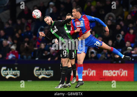 Marc Wilson (à gauche) de Stoke City et Marouane Chamakh, de Crystal Palace, se battent pour le ballon lors de la coupe Emirates FA, quatrième match au Selhurst Park, Londres. Banque D'Images