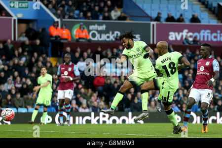 Raheem Sterling de Manchester City (troisième à droite) marque le quatrième but de ses équipes lors de la coupe Emirates FA, quatrième match à Villa Park, Birmingham. Banque D'Images