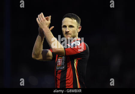 Marc Pugh, de l'AFC Bournemouth, applaudit les fans away après la coupe Emirates FA Cup, quatrième match rond au parc Fratton, Portsmouth. Banque D'Images