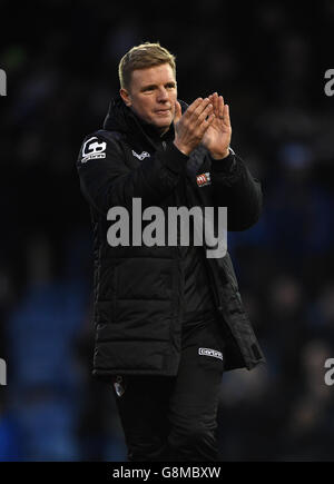 Eddie Howe, responsable de l'AFC Bournemouth, applaudit les fans de l'extérieur après la coupe Emirates FA Cup, quatrième match au parc Fratton, Portsmouth. Banque D'Images