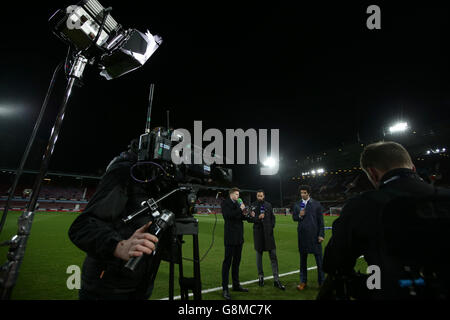 (De gauche à droite) Jake Humphrey, présentateur de BT Sport, aux côtés des experts Rio Ferdinand et David James, font une pièce à camera avant le match de la Barclays Premier League à Upton Park, Londres. APPUYEZ SUR ASSOCIATION photo. Date de la photo: Mardi 2 février 2016. Voir PA Story FOOTBALL West Ham. Le crédit photo devrait se lire comme suit : John Walton/PA Wire. Aucune utilisation avec des fichiers audio, vidéo, données, listes de présentoirs, logos de clubs/ligue ou services « en direct » non autorisés. Utilisation en ligne limitée à 75 images, pas d'émulation vidéo. Aucune utilisation dans les Paris, les jeux ou les publications de club/ligue/joueur unique Banque D'Images