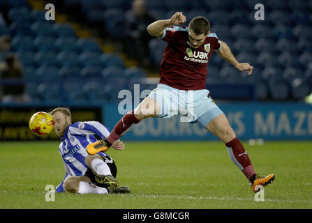 Sheffield Wednesday v Burnley - Sky Bet Championship - Hillsborough.Sam Vokes de Burnley et Barry Bannan de Sheffield Wednesday se battent pour le ballon Banque D'Images