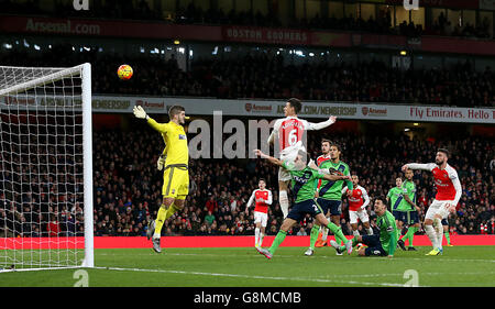 Laurent Koscielny, d'Arsenal, a tenté de s'atteindre lors du match de la Barclays Premier League au stade Emirates, à Londres. Banque D'Images