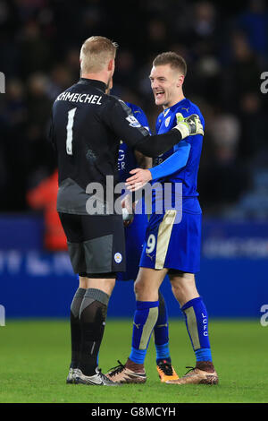 Jamie Vardy (à droite) et le gardien de but Kasper Schmeichel de Leicester City célèbrent la victoire après le coup de sifflet final du match de la Barclays Premier League au King Power Stadium de Leicester. Banque D'Images