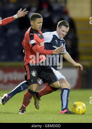 Louis Longridge de Raith Rovers (à droite) et James Tavernier des Rangers se battent pour le ballon lors du match du Ladbrokes Scottish Championship au Stark's Park, Kirkcaldy. APPUYEZ SUR ASSOCIATION photo. Date de la photo: Mardi 2 février 2015. Voir PA Story FOOTBALL Raith. Le crédit photo devrait se lire comme suit : Jane Barlow/PA Wire. Banque D'Images