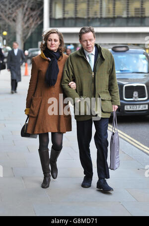 George Bingham, le seul fils de Lord Lucan, qui est arrivé à la haute Cour de Londres avec l'épouse Anne-Sofie Foghsgaard, où il demande un certificat de décès pour qu'il puisse hériter du titre de 8e comte. Banque D'Images