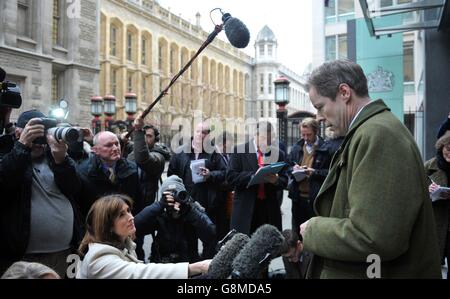 George Bingham, le seul fils de Lord Lucan, un collègue disparu, parle aux médias devant la haute Cour de Londres, où un juge de la haute Cour lui a délivré un certificat de décès. Banque D'Images