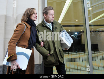 George Bingham, le seul fils de Lord Lucan, un collègue disparu, devant la haute Cour de Londres avec l'épouse Anne-Sofie Foghsgaard, où un certificat de décès lui a été délivré par un juge de la haute Cour. Banque D'Images