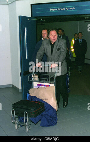 Barry Fry, directeur de la ville de Birmingham, à son arrivée à l'aéroport de Birmingham après le match de sa coupe anglo-italienne contre Ancona en Italie. Banque D'Images