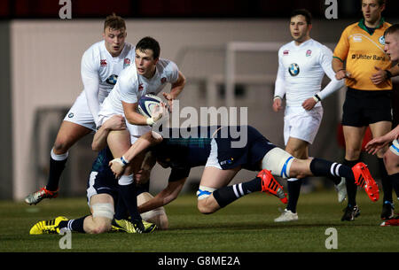 Le Joe Simmonds d'Angleterre est attaqué par Scott Cummings d'Écosse lors du match des six Nations des moins de 20 ans au Broadwood Stadium, Cumbernauld. Banque D'Images