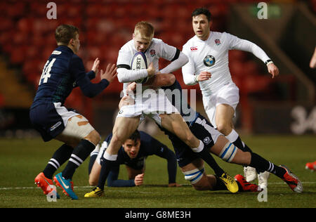 Matt Smith et Scott Cummings se sont affrontés en Angleterre lors du match des six Nations des moins de 20 ans au Broadwood Stadium, à Cumbernauld. Banque D'Images