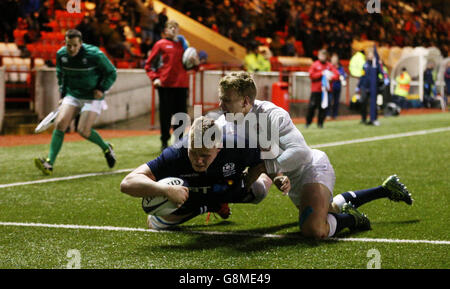 Matt Smith, en Écosse, a fait son quatrième essai lors du match des six Nations des moins de 20 ans au Broadwood Stadium, à Cumbernauld. Banque D'Images