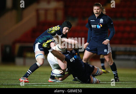 Scotland U20 / England U20 - six Nations pour les moins de 20 ans - Broadwood Stadium.Le britannique Josh Bainbridge est attaqué par Matt Smith en Écosse lors du match des six Nations des moins de 20 ans au Broadwood Stadium, Cumbernauld. Banque D'Images