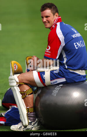 Andrew Strauss, en Angleterre, est plein de sourires pendant qu'il s'assoit Le Swiss ball Banque D'Images