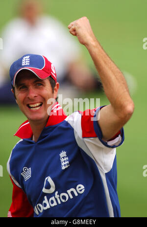 Michael Vaughan, en Angleterre, célèbre le bowling Ashley Giles dans les filets Banque D'Images