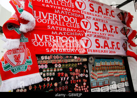 Foulards de Matchday devant Anfield avant le match de la Barclays Premier League entre Liverpool et Sunderland. APPUYEZ SUR ASSOCIATION photo. Date de la photo: Samedi 6 février 2016. Voir PA Story FOOTBALL Liverpool. Le crédit photo devrait se lire comme suit : Richard Sellers/PA Wire. Banque D'Images