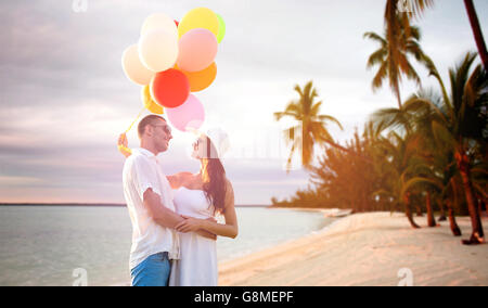 Smiling couple avec des ballons d'air extérieur Banque D'Images