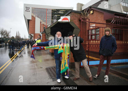 Les foulards Aston Villa et Norwich City sont en vente à l'extérieur de Villa Park avant le match de la Barclays Premier League entre Aston Villa et Norwich City. Banque D'Images