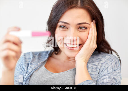 Happy woman looking at test de grossesse à domicile Banque D'Images