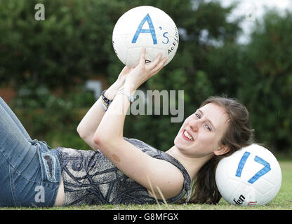 Rachael Grandey, footballeur passionné de football 16, célèbre après avoir passé 15 A*s et 2 A dans ses résultats GCSE à l'école Acklam Grange de Teeside. Cet homme de 16 ans gérait DES A*s en langue anglaise, en études médiatiques, en mathématiques, en statistiques, en biologie, en chimie, en physique, en français, en allemand, en éducation physique, en études religieuses, en histoire, en musique et en art (deux A*s avec un pour un cours professionnel). En plus d'étudier, Rachel, la chef de l'école, est impliquée dans une variété d'activités allant de l'équipe de football de l'école à jouer du violon et de la guitare rock, des groupes de mentorat par des pairs, de l'escalade et du canoë-kayak. Elle l'est Banque D'Images