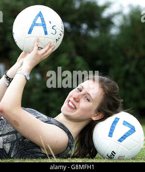 Rachael Grandey, footballeur passionné de football 16, célèbre après avoir passé 15 A*s et 2 A dans ses résultats GCSE à l'école Acklam Grange de Teeside. Cet homme de 16 ans gérait DES A*s en langue anglaise, en études médiatiques, en mathématiques, en statistiques, en biologie, en chimie, en physique, en français, en allemand, en éducation physique, en études religieuses, en histoire, en musique et en art (deux A*s avec un pour un cours professionnel). En plus d'étudier, Rachel, la chef de l'école, est impliquée dans une variété d'activités allant de l'équipe de football de l'école à jouer du violon et de la guitare rock, des groupes de mentorat par des pairs, de l'escalade et du canoë-kayak. Elle l'est Banque D'Images