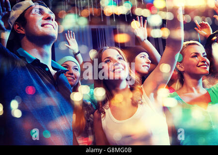 Groupe d'amis heureux en concert au club de nuit Banque D'Images