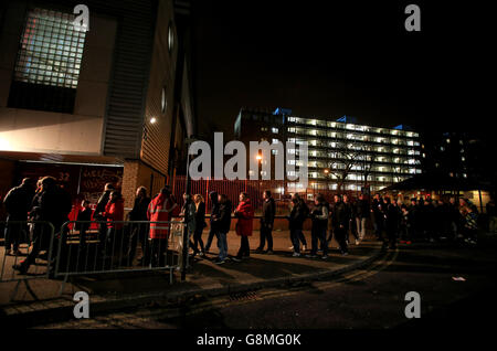 Les fans de Liverpool font la queue devant le stade avant la Emirates FA Cup, quatrième match de replay à Upton Park, Londres. Banque D'Images