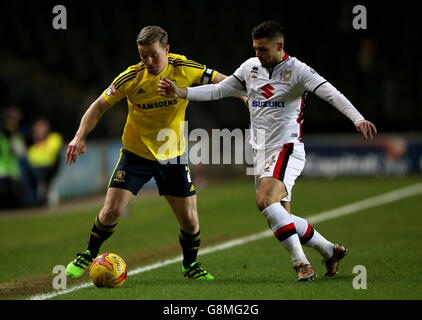 Jake Forster-Caskey de Milton Keynes (à droite) et Grant Leadamer de Middlesbrough pour le match du championnat Sky Bet au stade :MK, Milton Keynes. Banque D'Images