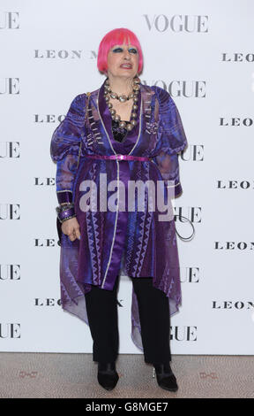 Zandra Rhodes participe à la soirée d'ouverture de l'exposition Vogue100: A Century of style au National Portrait Gallery de Londres. Banque D'Images