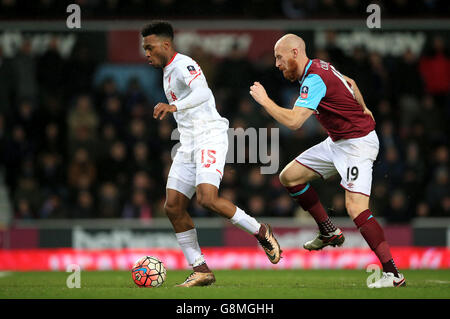 Daniel Sturridge de Liverpool (à gauche) et James Collins de West Ham United en action lors de la coupe Emirates FA Cup, quatrième match de répétition à Upton Park, Londres. Banque D'Images