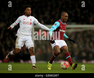 Daniel Sturridge de Liverpool (à gauche) et Angelo Ogbonna de West Ham United en action pendant la coupe Emirates FA Cup, quatrième match de répétition à Upton Park, Londres. Banque D'Images