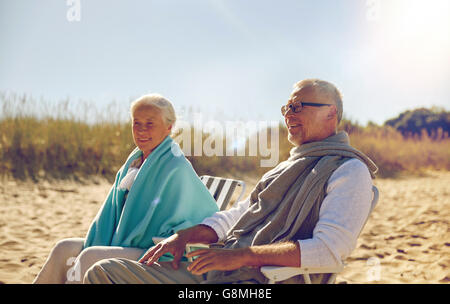 Happy senior couple dans des chaises sur la plage d'été Banque D'Images