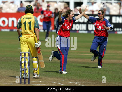 Charlotte Edwards, en Angleterre, célèbre le cricket de Lisa Keightley, en Australie, pour 58 courses lors de la NatWest Women's Series à Taunton, le jeudi 1er septembre 2005. APPUYEZ SUR ASSOCIATION photo. Le crédit photo devrait se lire : David Davies/PA. Banque D'Images