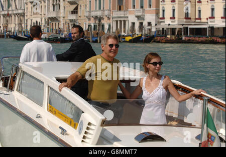 Harrison Ford et Calista Flockhart sur un bateau-taxi qui quitte l'hôtel Cipriani de Venise. Elle lance son nouveau film fragile au Festival du film de Venise. APPUYEZ SUR ASSOCIATION photo. Le crédit photo doit se lire comme suit : Ian West/PA NOTE AUX RÉDACTEURS - photo prise le jeudi 1er septembre 2005 Banque D'Images