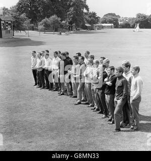 L'équipe d'Angleterre se rassemble à Roehampton pour préparer la finale de la coupe du monde du jour suivant : (l-r) Jimmy Greaves, Nobby Stiles, entraîneur les Cocker, entraîneur Harold Shepherdson, Alan ball,Geoff Hurst, George Cohen, Peter Bonetti, Ron Springett, Terry Paine,Gordon Banks, Gerry Byrne, Jack Charlton, Martin Peters, George Eastham,Bobby Charlton, Jimmy Armfield, Ray Wilson, Ron Flowers, Ian Callaghan,John Connelly, Bobby Moore, Norman Hunter, Roger Hunt Banque D'Images