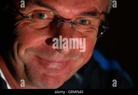 Football - coupe du monde de la FIFA 2006 qualificateur - Groupe six - pays de Galles / Angleterre - Conférence de presse d'Angleterre - Stade du millénaire. Le Sven Goran Eriksson d'Angleterre parle à la presse Banque D'Images