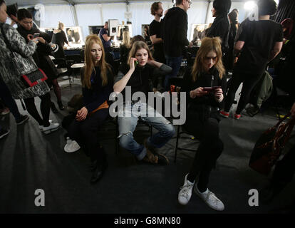 Modèles en coulisses au preen par Thornton Bregazzi automne/hiver 2016 Londres Fashion week show, au Topshop Show Space Show, Tate Britain, Londres. Banque D'Images