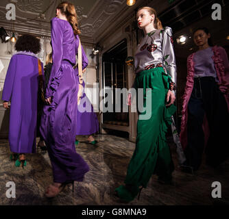 Modèles sur la passerelle pendant la Natasha Zinko automne/hiver 2016 London Fashion week Présentation au Connaught Bar à l'hôtel Connaught, Londres. Banque D'Images