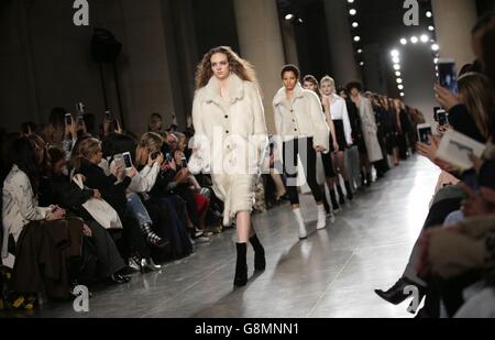 Modèles sur la passerelle pendant le salon unique de la mode de Londres automne/hiver 2016 au Topshop Show Space Show, Londres. Banque D'Images