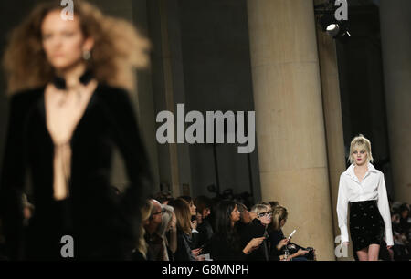 Modèles sur la passerelle pendant le salon unique de la mode de Londres automne/hiver 2016 au Topshop Show Space Show, Londres. Banque D'Images