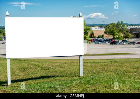 Blank enseigne immobilière en face du complexe Banque D'Images