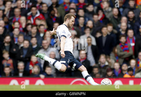 Tottenham Hotspur v Crystal Palace - Emirates FA Cup - Fifth Round - White Hart Lane.Harry Kane de Tottenham Hotspur prend un coup de pied gratuit pendant la coupe Emirates FA, cinquième match rond à White Hart Lane, Londres. Banque D'Images