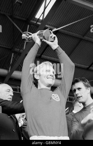 Angleterre contre Allemagne de l'Ouest - finale de la coupe du monde 1966 - Stade Wembley.Le capitaine d'Angleterre Bobby Moore lève le trophée Jules Rimet après la victoire de son équipe en 4-2 dans la finale Banque D'Images