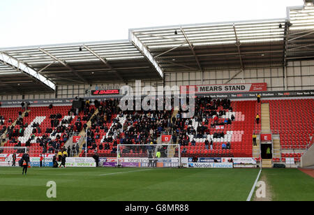 Rotherham United v Charlton Athletic - Sky Bet Championship - AESSEAL New York Stadium.Une vue générale des ventilateurs dans les stands Banque D'Images