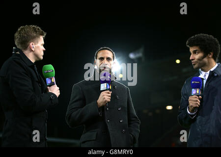 West Ham United v Aston Villa - Barclays Premier League - Upton Park.G-D: Le présentateur de BT Sport Jake Humphrey aux côtés des experts Rio Ferdinand et David James Banque D'Images