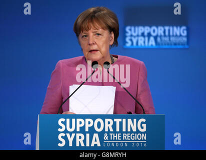 La chancelière allemande Angela Merkel s'exprime lors de la conférence « porter la Syrie et la région » au centre de conférence Queen Elizabeth II de Londres. Banque D'Images